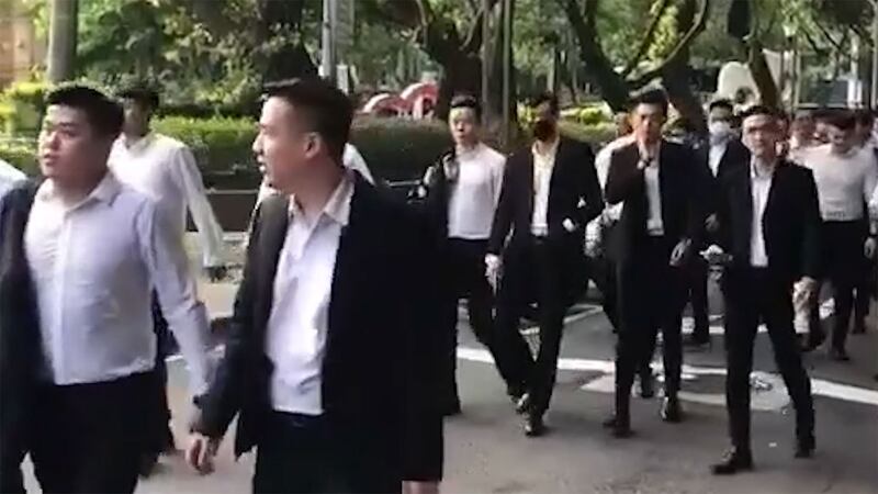 6月30日大同股东会改选董事,公司派出动300名黑衣人包围小股东。(黄国昌脸书)