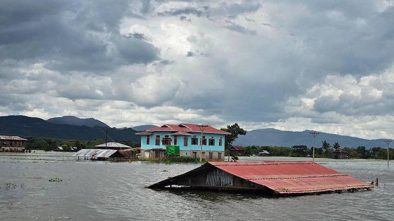 ရှမ်းပြည်နယ်တောင်ပိုင်း ညောင်ရွှေမြို့နယ် အင်းလေးဒေသတွင် ရေနစ်မြုပ်နေသည့် နေအိမ်များအား ၂၀၂၄ ခုနှစ်၊ စက်တင်ဘာ ၂၉ ရက်နေ့က တွေ့ရစဥ်။ (RFA Photo)