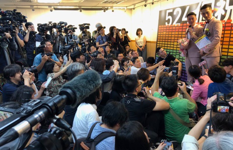 台湾同性婚姻合法登记吸引全世界媒体报导。（记者夏小华摄）