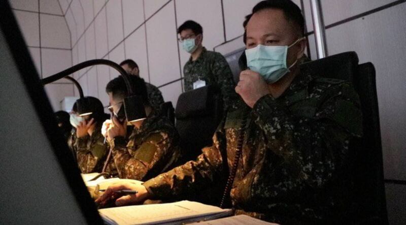 空作部官兵缜密掌握台湾周边空域动态,不让敌飞机越雷池一步。(国防部提供)