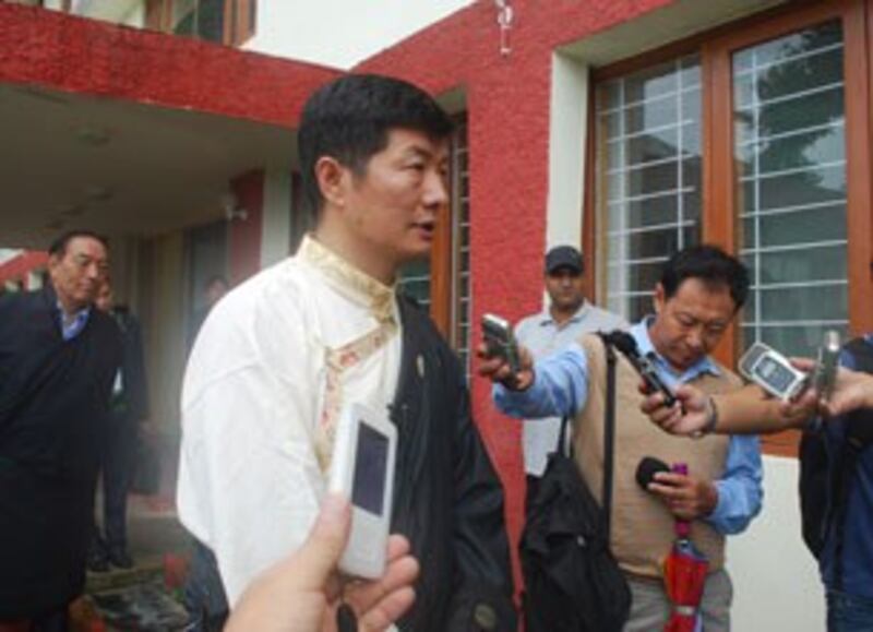 图片：藏人行政中央首席部长洛桑森格在印度独立日接见媒体。（记者丹珍拍摄）