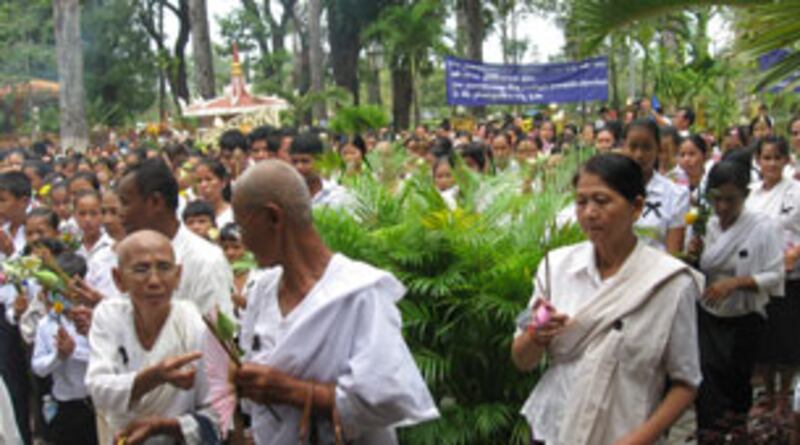 ប្រជាពលរដ្ឋ​ខ្មែរ ស្រី ប្រុស ចាស់​ក្មេង​ជាច្រើន ចូល​រួម​ដង្ហែ​ក្បួន​មរណទុក្ខ ព្រះ​មហា​វីរក្សត្រ នៅ​ក្នុង​ទីក្រុង​សៀមរាប កាល​ពី​ថ្ងៃ​ទី១៧ ខែ​តុលា ឆ្នាំ​២០១២។