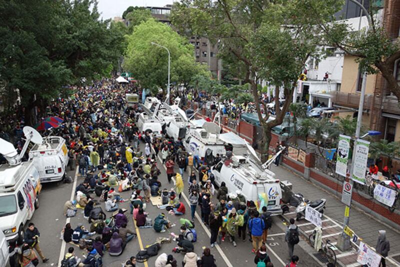 台灣立法院週邊馬路都被學生佔據。（粵語部記者鍾廣政攝）