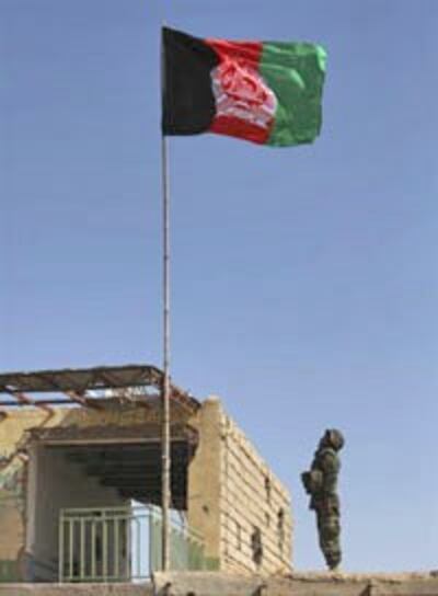 Cờ Afghanistan tung bay tại thành phố Marjah. AFP PHOTO. 