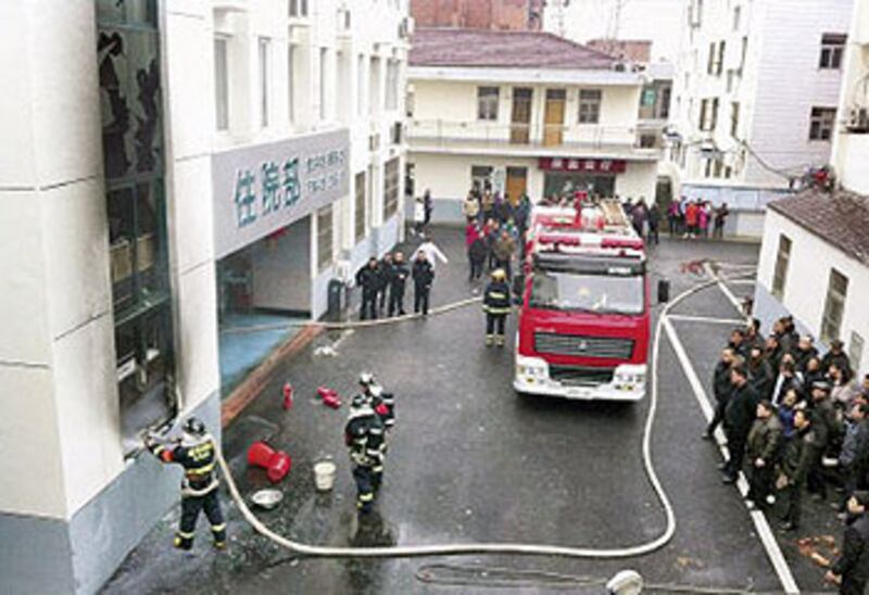 江蘇省五汛鎮醫院,上週五(12月21日)發生爆炸,引起大火,消防人員到場救火。(照片由江蘇網友提供)