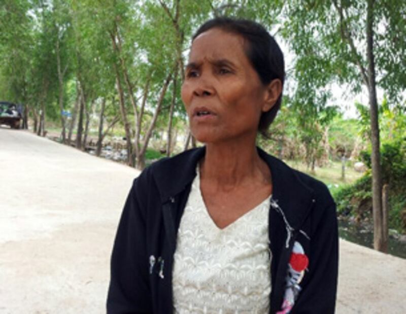 លោកស្រី ស្រេង ភោ ជា​ភរិយា​របស់​បុរស​ឈ្មោះ កាន់ សុវណ្ណ ដែល​ជាប់​ចោទ​ពី​បទ​សម្លុត​គំរាម និង​ប្រឆាំង​អ្នក​រាជការ​សាធារណៈ នៅ​ភូមិ​ប្រម៉ា ឃុំ​កំពង់ដំរី ស្រុក​ឆ្លូង ខេត្ត​ក្រចេះ មក​ចាំ​ស្វាមី​នៅ​ខាង​មុខ​ពន្ធនាគារ​ព្រៃស កាល​ពី​ថ្ងៃ​ទី១៥ ខែ​មីនា ឆ្នាំ​២០១៣។