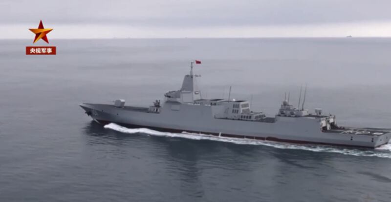 圖為055級萬噸驅逐艦南昌艦航行在渤海海域。（「央視軍事」微博截圖）