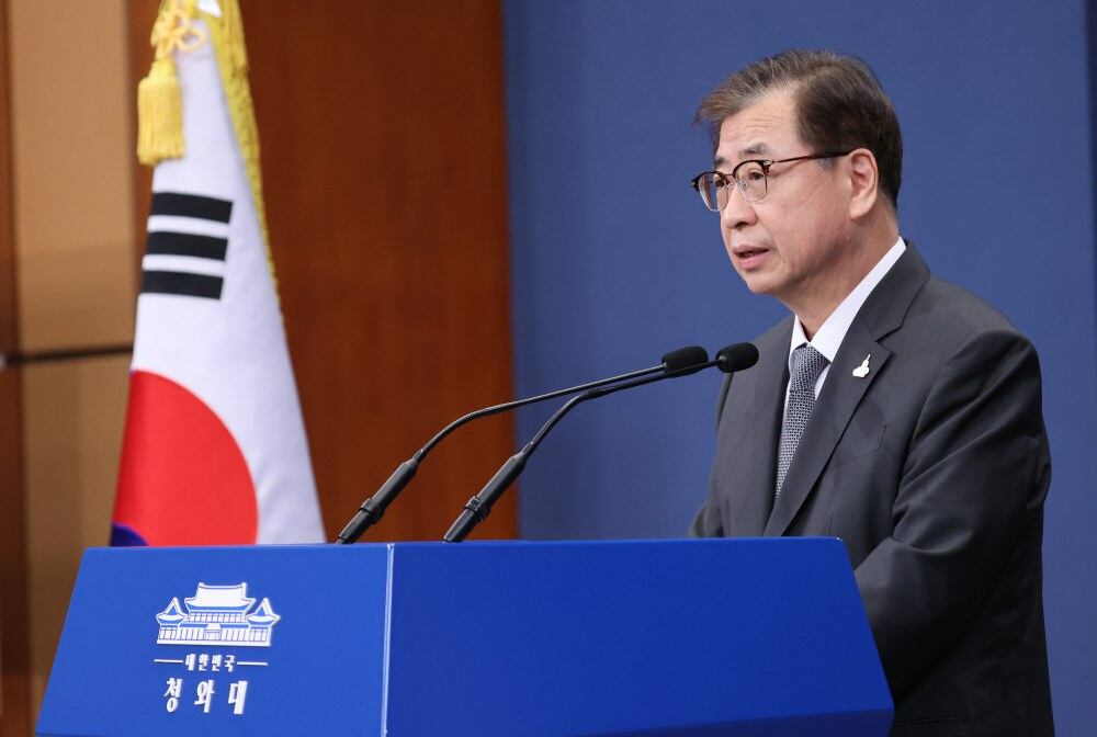 서훈 청와대 국가안보실장이 25일 오후 청와대 춘추관 대브리핑룸에서 남북한 정상 친서 관련 브리핑을 하고 있다.
