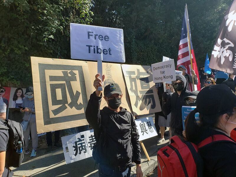 抗议者称，十一不是国庆丶是国殇。 (记者柳飞拍摄)