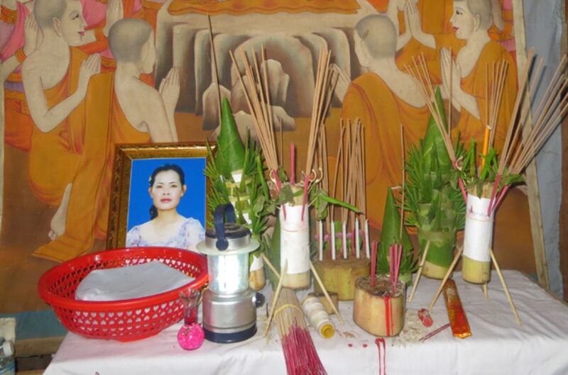 រូបថតសព រុន គឹមស្រេន និងអដ្ឋិធាតុ ទុកសម្រាប់ធ្វើបុណ្យ ៧ថ្ងៃ។ រូបថតថ្ងៃទី១៧ ខែកញ្ញា ឆ្នាំ២០១៤
