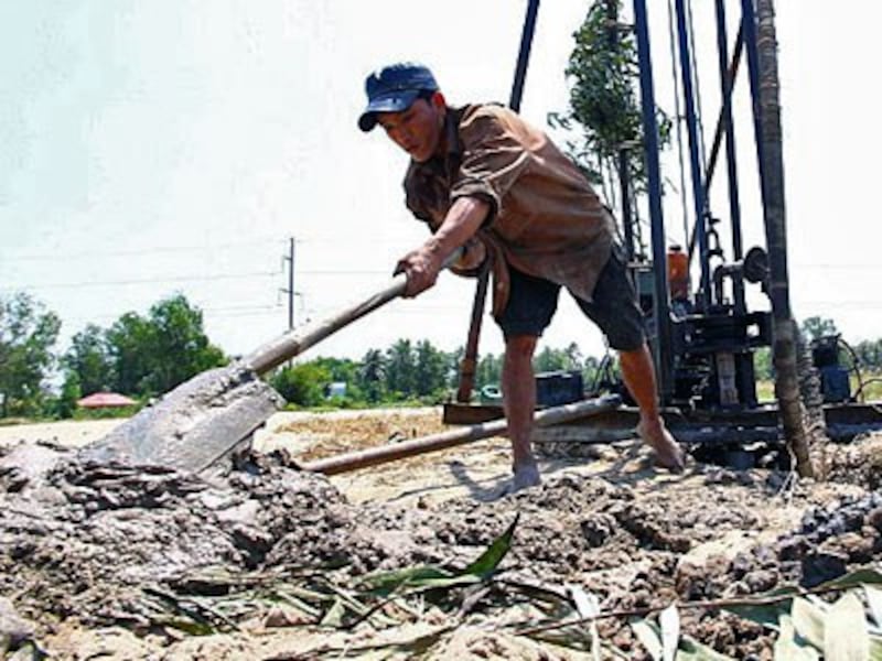 A farmer drills a well for water to irrigate a drought-stricken rice field in Soc Trang province in Vietnam's southern Mekong Delta, March 2, 2016.