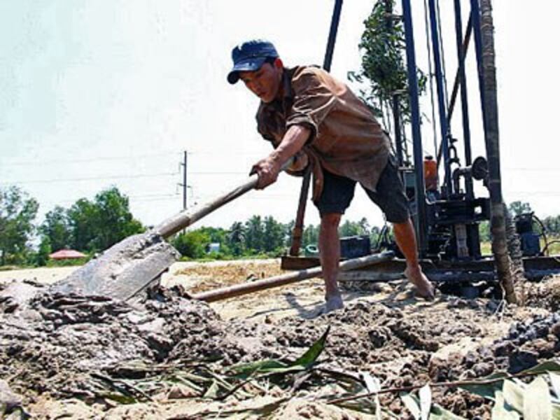A farmer drills a well for water to irrigate a drought-stricken rice field in Soc Trang province in Vietnam's southern Mekong Delta, March 2, 2016.