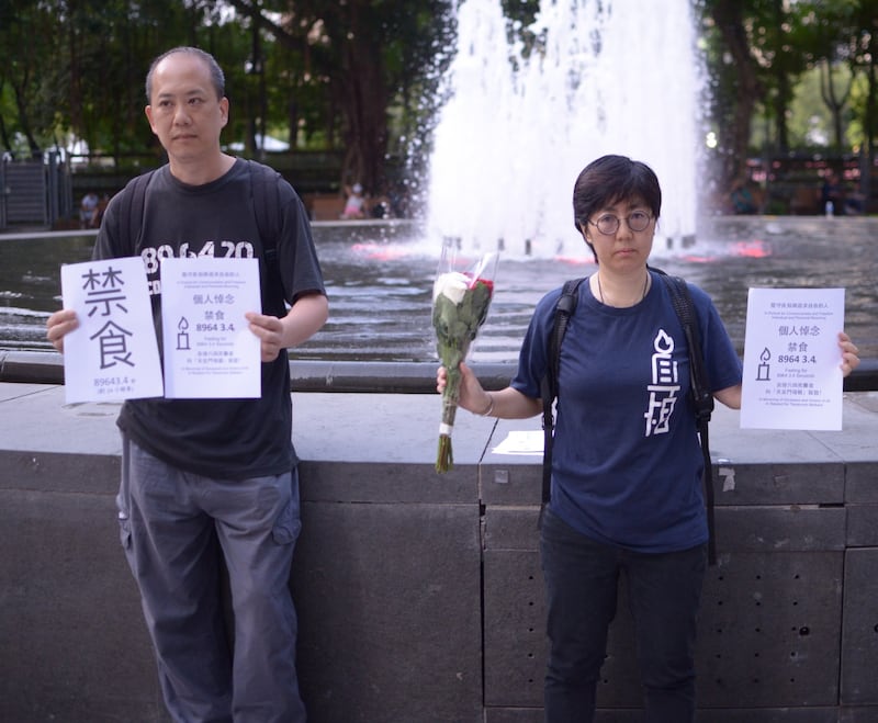 支聯會前常委關振邦(左)、天安門母親香港代表兼台大研究生劉家儀(右)被警方帶走。(ReNews提供圖片)
