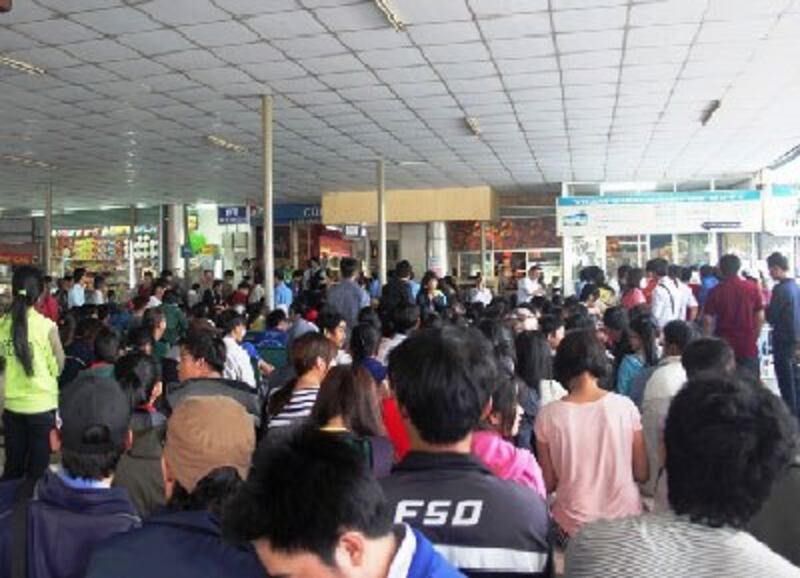 Chỗ bán vé nào cũng phải chờ cả ngày