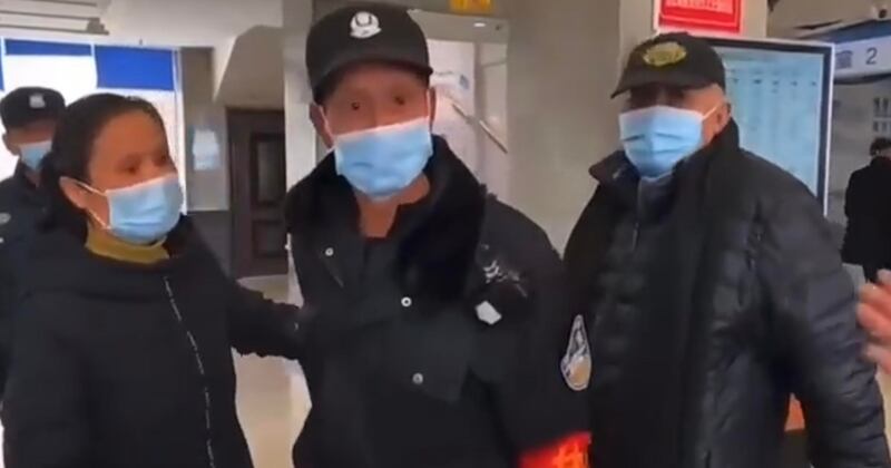  湖南多位維權人士到永順縣醫院探訪李田田，被保安阻撓。（影片截圖）