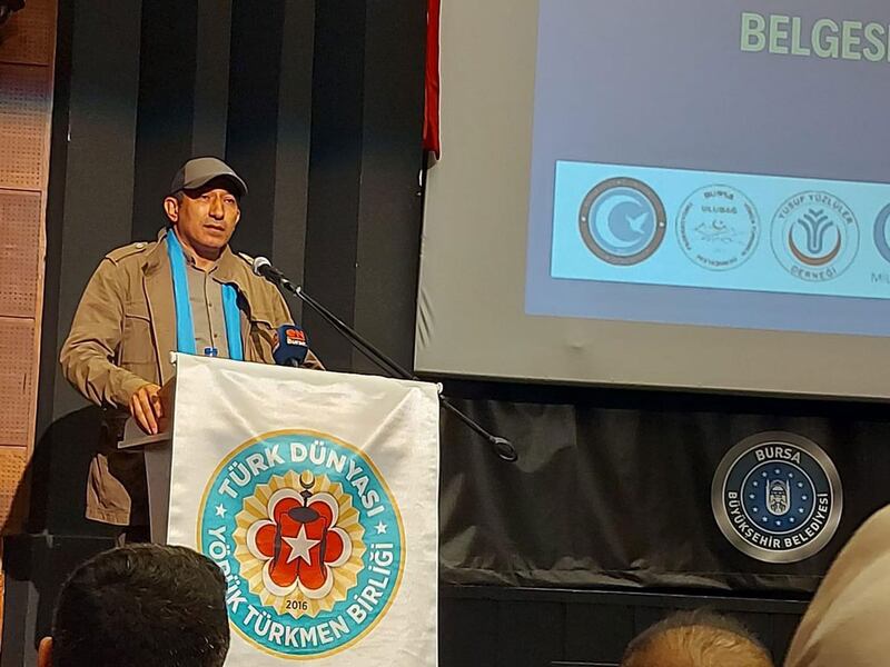 تۈركىيە دۆلەتلىك رادىيو ۋە تېلېۋىزىيە ئىدارىسىدىن پېنسىيەگە چىققان تۈرك رېژىسسور جەمال ئاققۇش ئىرقىي قىرغىنچىلىق مەزمۇنىدىكى «ئۈنسىز پەرياد» فىلىمىنى قويۇش مۇراسىمىدا سۆزلەۋاتىدۇ، 2023-يىلى 11-نويابىر، ئىستانبۇل