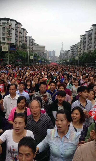 2015年5月16日,四川鄰水縣數民眾上街示威,反對規劃中的達逾高鐵改道。(現場人士攝)