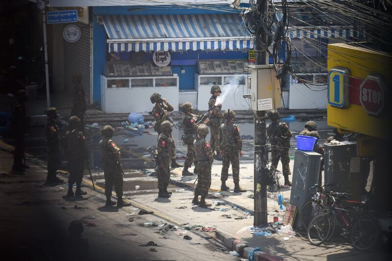 ၂ဝ၂၁ ဖေဖော်ဝါရီလ ၃ ရက်နေ့က ရန်ကုန်မြို့တွင် စစ်အာဏာသိမ်းမှုဆန့်ကျင်ရေးဆန္ဒပြပွဲများကို ဖြိုခွင်းရန် ရောက်လာကြသည့် စစ်ကောင်စီတပ်သားများ။ (File Photo: Reuters)