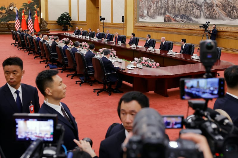 སྲིད་འཛིན་ཊམཔ་དང་སྲིད་འཛིན་ཞི་གཉིས་ཀྱིས་ཐའེ་ཝན་གྱི་གནད་དོན་དང་ཨི་རན་གྱི་དཀའ་རྙོག་སེལ་ཐབས་བྱེད་བཞིན་པ།