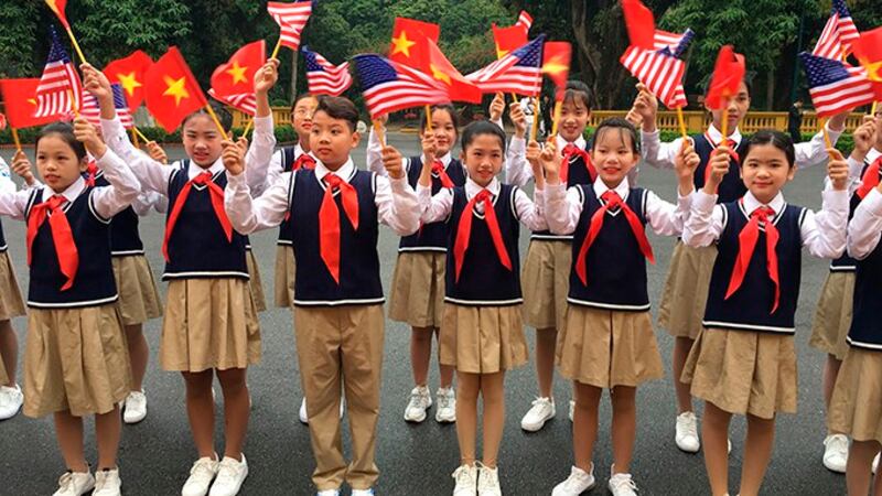 手举越美两国国旗的越南少先队员(美联社)