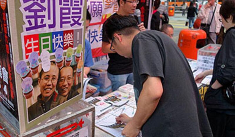 香港市民簽名祝劉霞生日快樂。（相片來自支聯會臉書）