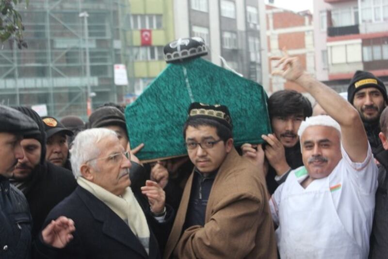 مەرھۇم دىنى ئالىم ئابدۇلھەكىمخان مەخسۇم ھاجىمنىڭ جىنازا نامىزى ئوقۇلماقتا