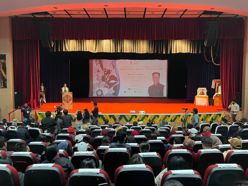 རྒྱ་གར་དབུས་གཞུང་གི་གྲོས་ཚོཊ་ལས་དོན་བློན་ཆེན་ཀི་རེན་རི་ཇི་ཇུ་མཆོག་ལ་དྭགས་སུ་ཆེད་ཕེབས་ཀྱིས་༧སྐྱབས་རྗེ་བ་ཀུ་ལ་རིན་པོ་ཆེ་སྐུ་གོང་མའི་རྣམ་ཐར་རྗེས་དྲན་གྱི་མཛད་སྒོར་དབུ་ཞུགས་གནང་པ། ༢༠༢༦།༥།༥