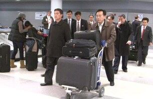 미국 민간단체의 초청으로 방미중인 북한 경제대표단 일행이 27일 오후(현지시간) 자본주의 경제의 심장부로 불리는 뉴욕에 도착해 3박4일 간의 뉴욕 방문 일정을 시작했다. 사진은 뉴욕 JKF 공항에 도착한 북측 대표단 일행.