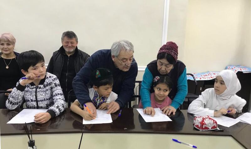 قىرغىزىستان ئۇيغۇرلىرى «ئىتتىپاق» جەمئىيىتىنىڭ ئىدارىسىدە ئۆتكۈزگەن ئانا تىل پائالىيىتىدىن كۆرۈنۈش. 2023-يىلى 18-فېۋرال، بىشكەك.