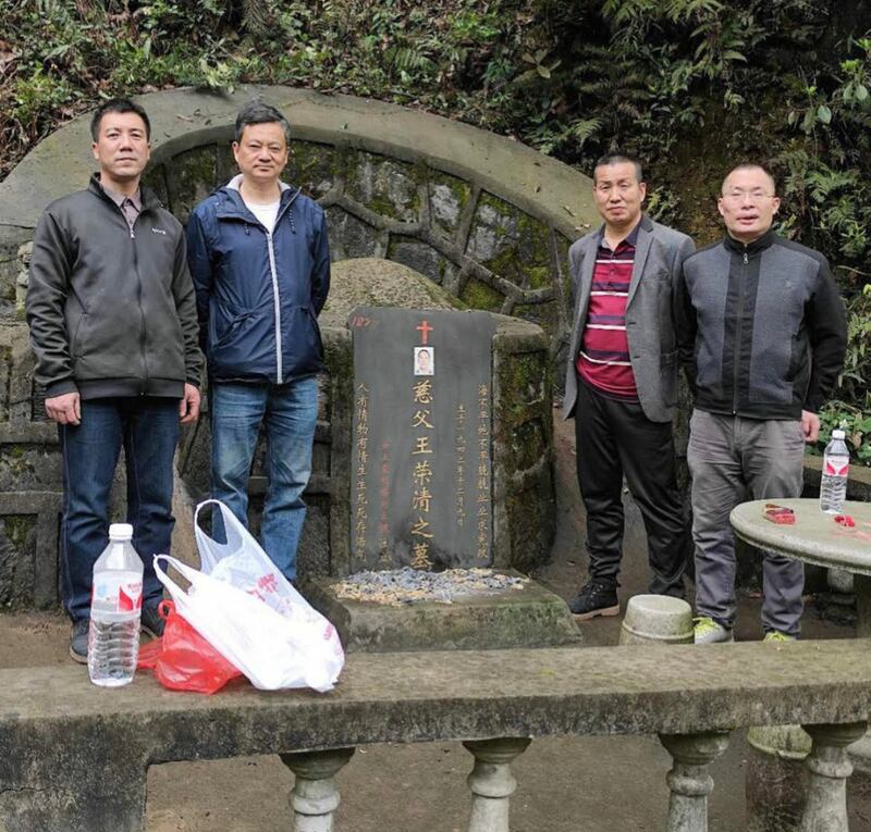 徐光和同道人給已故異議人士王榮清掃墓。（志願者提供）