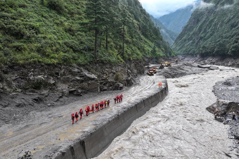 སྐྱིད་གྲོང་གི་འདམ་རྡོ་ཆུ་རུད་ཤི་རྨས་གྲངས་འབོར་འཕར་བཞིན་ཡོད་འདུག་ལ།  ས་གནས་སུ་མི་འཚོལ་སྐྱོབ་ཀྱི་ལས་ཀ་མུ་མཐུད་བྱེད་བཞིན་པ།