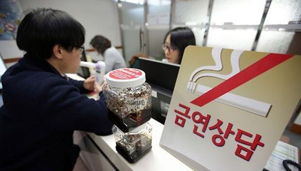 신년 계획 단골메뉴인 금연이 올해도 어김없이 화두로 떠오르고 있다. 이에 최근 애연가들의 금연클리닉을 찾는 발길이 늘고 있는 가운데 종로구 보건소에서 한 흡연자가 금연상담을 받고 있다.