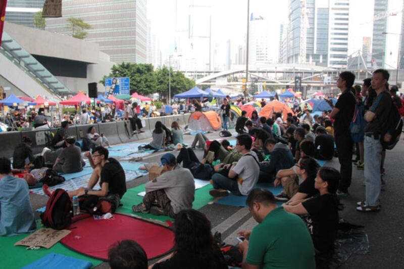 10月15日，大批市民在金鐘的集會點繼續支持佔領行動，同時譴責警方的暴力執法。（粵語組記者文宇晴攝）