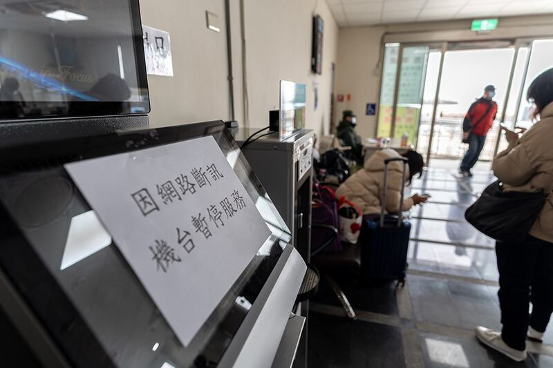 今年2月台湾与马祖间的海底通讯电缆断裂，让马祖许多需要网路连线的服务中断。图为马祖北竿白沙港岛际交通船的售票处告示。（摄影／黄世泽）