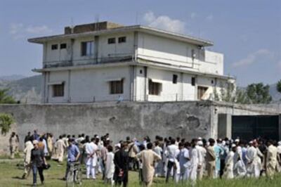 Dân Pakistan hiếu kỳ đến xem biệt thự đồ sộ, nơi cư trú cuối cùng của Bin Laden. AFP