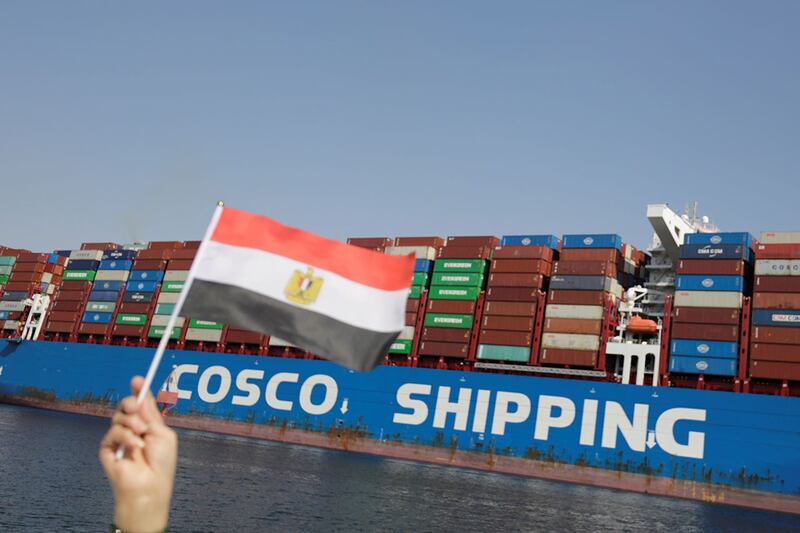 2021 年 10 月 5 日,中国远洋运输公司(COSCO)集装箱船通过埃及伊斯梅利亚的苏伊士运河。(路透社)