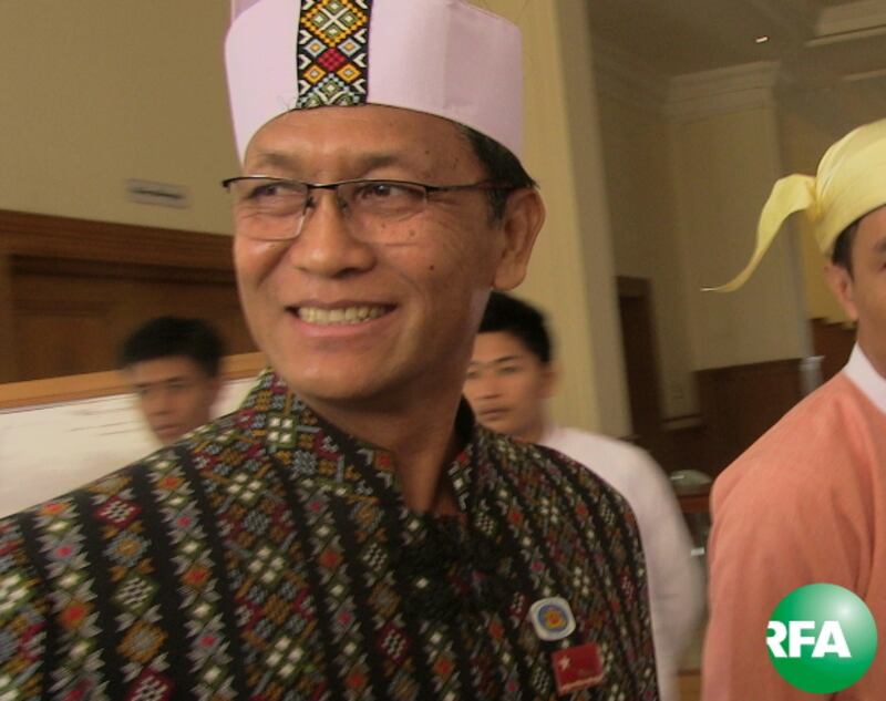 အမျိုးသားလွှတ်တော်မှာ ဒုတိယသမ္မတလောင်းအဖြစ် အမျိုးသားဒီမိုကရေစီအဖွဲ့ချုပ်ပါတီက အဆိုတင်သွင်းတဲ့ ဦးဟန်နရီ ဗန်ထီးယူ ကို တွေ့ရစဉ်