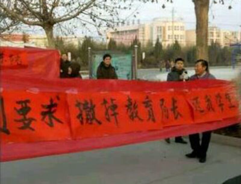 2015年1月23日，河南省長垣縣第十中學二百多名教師罷工遊行，要求撤換教育局，抗議教育局迫令校方停止招生。（目擊者攝）