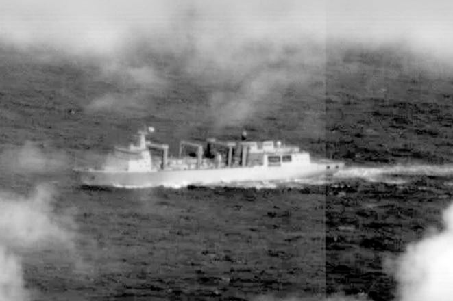 台湾空军RF-16监控中国901型快速战斗支援舰。