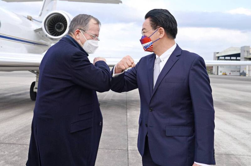 外交部长吴钊燮(右)欢迎美国前参谋首长联席会议主席穆伦(左)访台。(图源：台湾外交部提供)