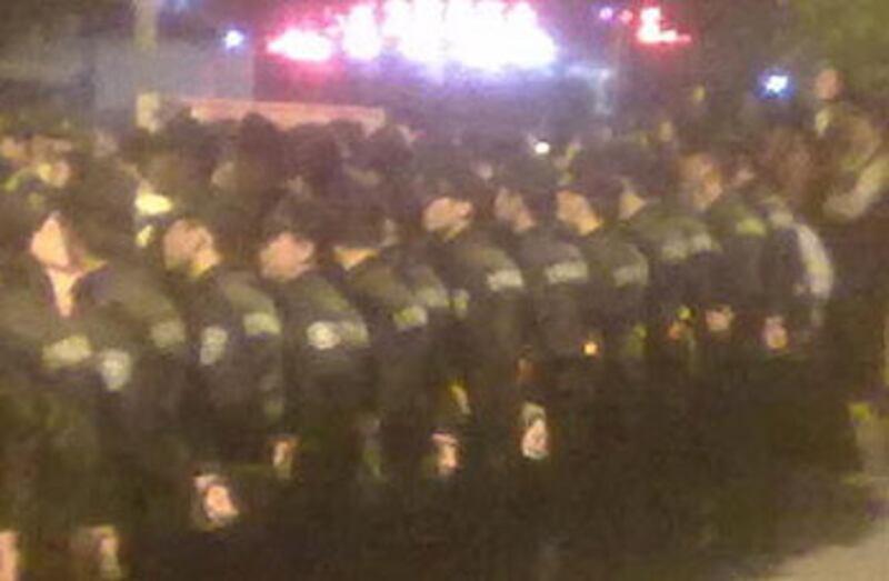 12月7日，深圳華彩印刷廠三千工人罷工，大批防暴警到場戒備。（相片由現場人士提供）