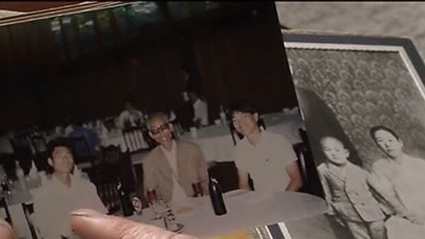 지난 2014년 재미이산가족 상봉추진위원회는 미국 의회 방문관 대강당에서 의회와 한인단체 인사들, 국내외 언론인 100여 명이 참석한 가운데 '이산가족'(Devided Families)이라는 제목의 다큐멘터리 시사회를 가졌다. 다큐멘터리에서 이차희 사무총장이 북한에 남겨둔 가족들의 사진을 보는 장면 캡쳐.