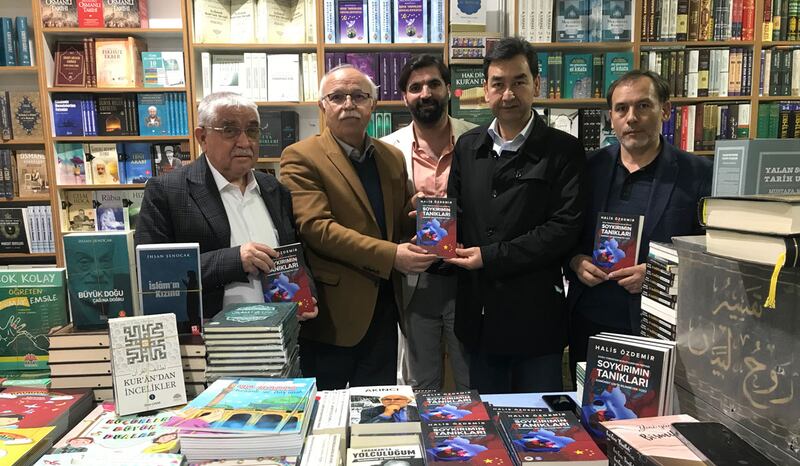 تۈرك ژۇرنالىست خالىس ئۆزدېمىر ئەپەندىنىڭ «قىرغىنچىلىقنىڭ شاھىتلىرى» ناملىق كىتاب يەرمەنكىسىگە كېلىپ ئۇنىڭغا تەشەككۈر ئېيتقان ئۇيغۇرلار. 2022-يىلى 16-ئاپرېل، ئىستانبۇل.
