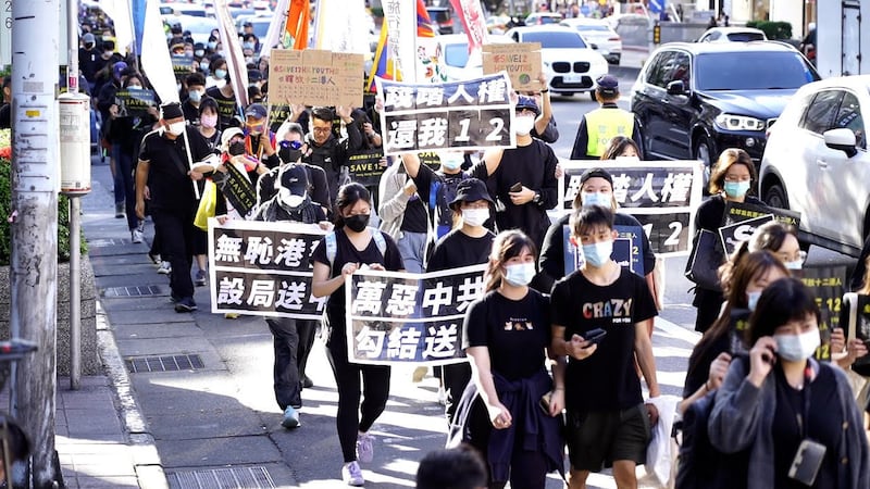 台湾逾三千人响应全球二十城市要求释放十二港人台北游行。 (记者李宗翰摄)