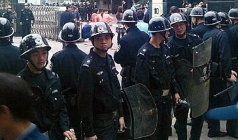 2013年3月1日,東莞市錢大五金廠上千工人罷工事件惡化,特警到場維穩。(網民提供)