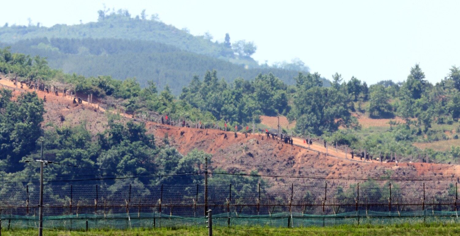 지난 4일 경기도 파주 접경지역에서 바라본 북한의 한 초소에서 북한 군인들이 진지 공사를 하고 있다.