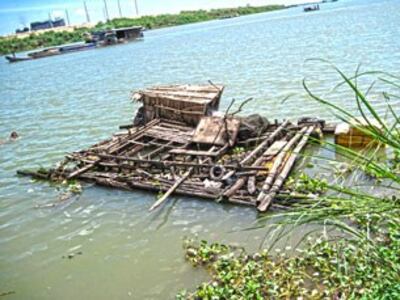 Bè nuôi cá của người Việt trên Sông Mêkong