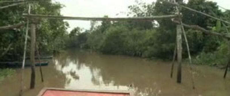 Phần sông MeKong ở Việt Nam, phù sa không còn nhiều như trước. Photo from RFA video.
