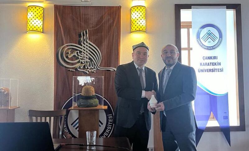 ئۇيغۇر ئاكادېمىيىسىنىڭ ئىجرائىيە رەئىسى ئابدۇلھەمىد قاراخان ئەپەندى تۈركىيە دارۇلھەدىس تەتقىقات مەركىزىنىڭ مۇدىرى ئابدۇلسەلام ئارۋاس ئەپەندى بىلەن. 2024-يىلى 5-مارت، تۈركىيە.