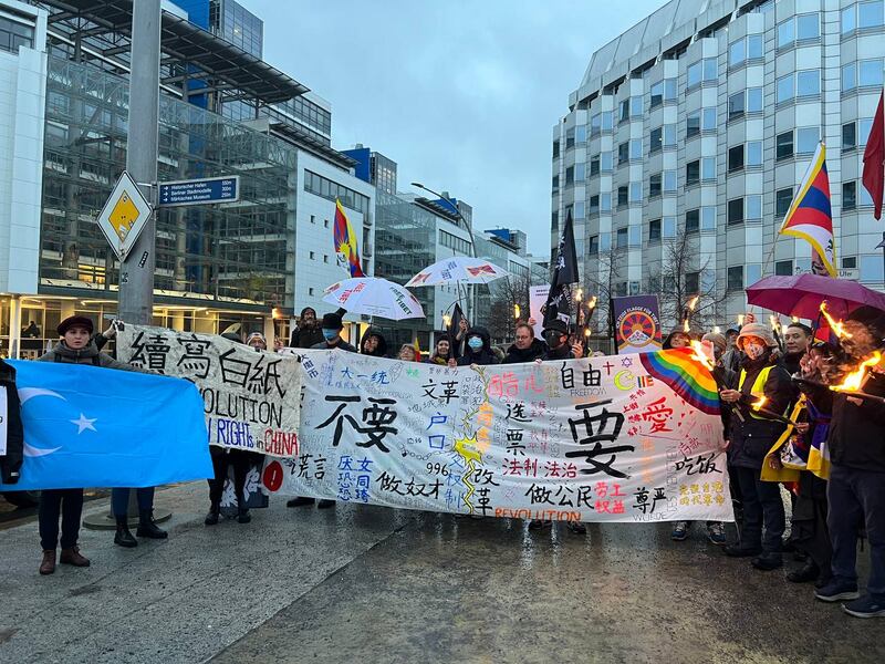 受到彭立發的激勵，巴黎藝術家蔣不及歐洲的其他年輕人，發起「續寫白紙」行動，在白紙運動1周年時，在歐洲多個城市發起公民抗爭行動，並打出北京「四通橋標語」。（吳亦桐提供）